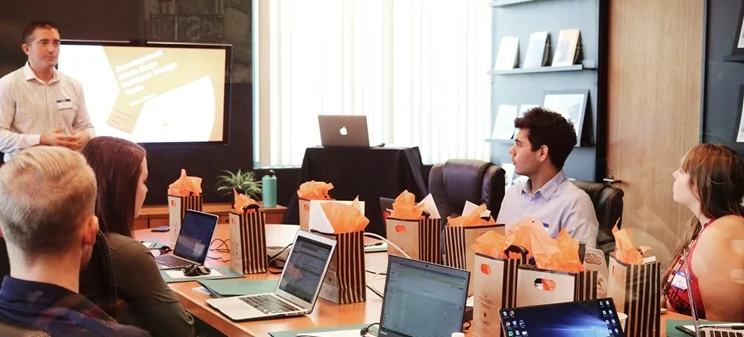 Plantilla Excel para control de asistencia de empleados con registro de horarios