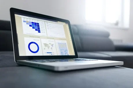 Ordenador mostrando un Dashboard hecho en Excel